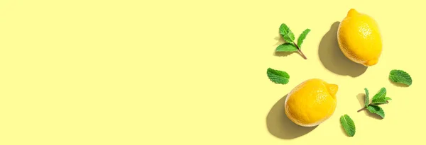 Limones amarillos frescos con vista aérea de menta —  Fotos de Stock