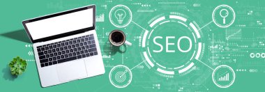 Dizüstü bilgisayarlı SEO kavramı