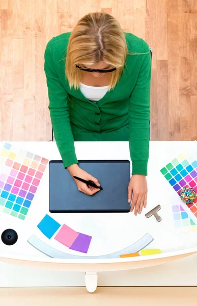 Grafisch ontwerper met haar grafische tablet — Stockfoto