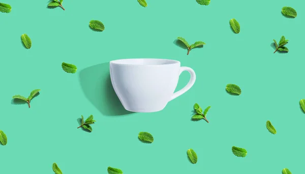 Menthe fraîche avec tasse à thé vue aérienne — Photo