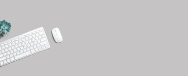 Yukarıdan bilgisayar klavyesi ve fare