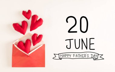 Kırmızı kalp yastıklarıyla Babalar Günü mesajı.