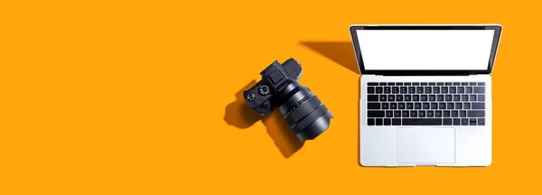 Computador portátil com câmara SLR — Fotografia de Stock