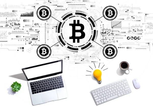 Tema Bitcoin con computadoras con una bombilla —  Fotos de Stock