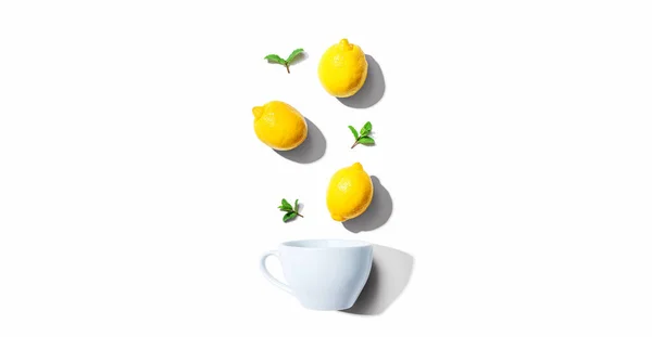 Citrons jaunes frais avec tasse à thé vue aérienne — Photo