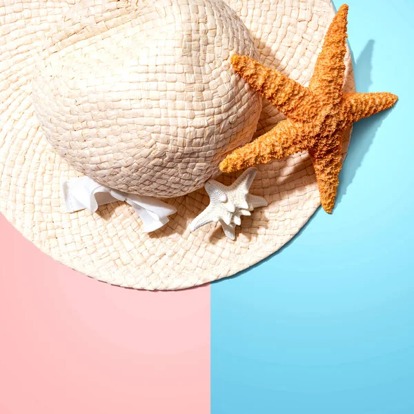 Sommerkonzept mit Strohhut und Seesternen — Stockfoto