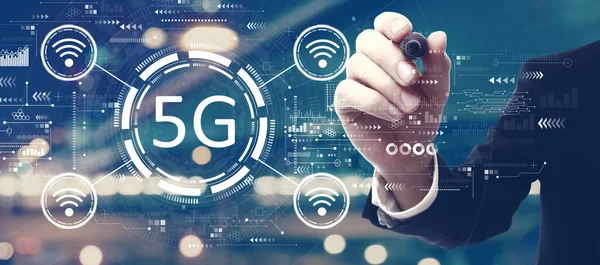 5G δίκτυο με έναν άνθρωπο στο φόντο της πόλης — Φωτογραφία Αρχείου