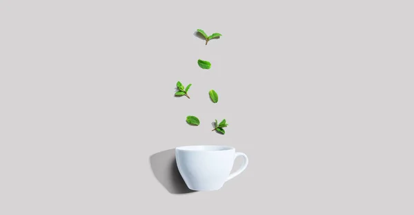 Menthe fraîche avec tasse à thé vue aérienne — Photo