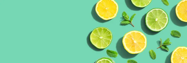 Verse citroenen en limoenen bovenaanzicht — Stockfoto