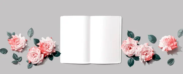 白い空白のノートとピンクのバラのオーバーヘッドビュー — ストック写真