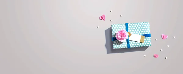 Ajándék doboz rózsaszín szegfű virág — Stock Fotó