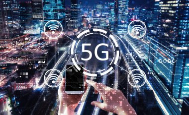 Akıllı telefon kullanan kişi ile 5G ağı