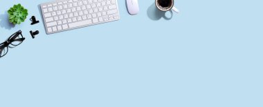 Bir fincan kahve ve gözlüklü bilgisayar klavyesi.