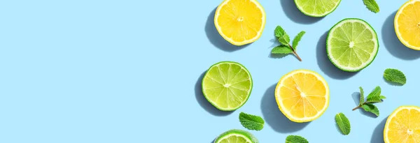 Свежие лимоны и лаймы вид сверху — стоковое фото