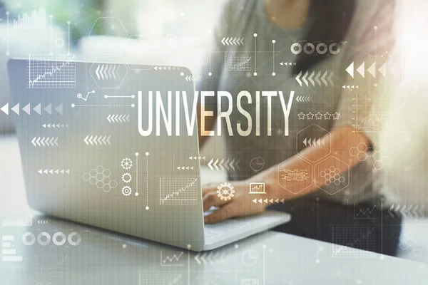 Universidad con la mujer usando ordenador portátil —  Fotos de Stock