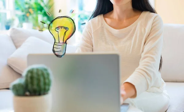 Uma lâmpada com mulher usando seu laptop — Fotografia de Stock