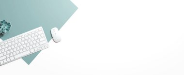 Yukarıdan bilgisayar klavyesi ve fare