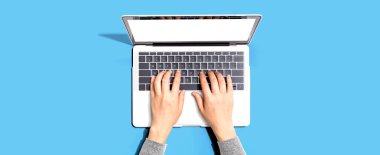 Dizüstü bilgisayar kullanan kişi