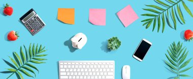 Ofis malzemeleriyle bilgisayar klavyesi