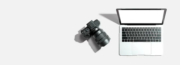 Computer portatile con fotocamera reflex — Foto Stock