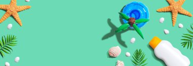 Deniz yıldızlı ve deniz kabuklu güneş kremi şişesi.