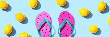 Parmak arası terlik ve limonlu yaz konsepti