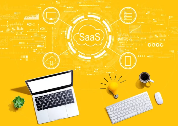 SaaS - програмне забезпечення як концепція сервісу з комп'ютерами з лампочкою. — стокове фото