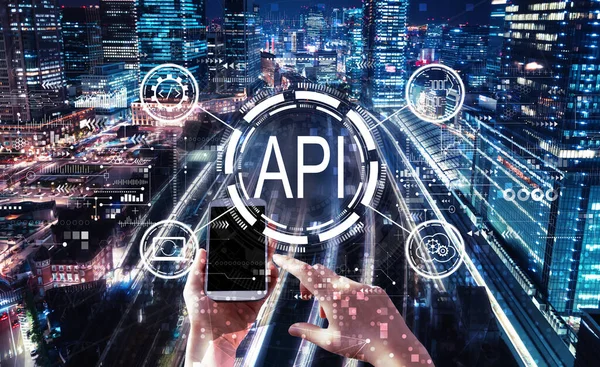 API แนวคิดอินเทอร์เฟซการเขียนโปรแกรมแอปพลิเคชันกับบุคคลที่ใช้สมาร์ทโฟน — ภาพถ่ายสต็อก