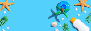 Deniz yıldızlı ve deniz kabuklu güneş kremi şişesi.