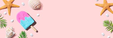 Yaz temalı pembe ve mavi buzlu şeker.