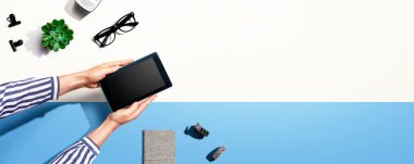 Tablet bilgisayar kullanan bir kadın