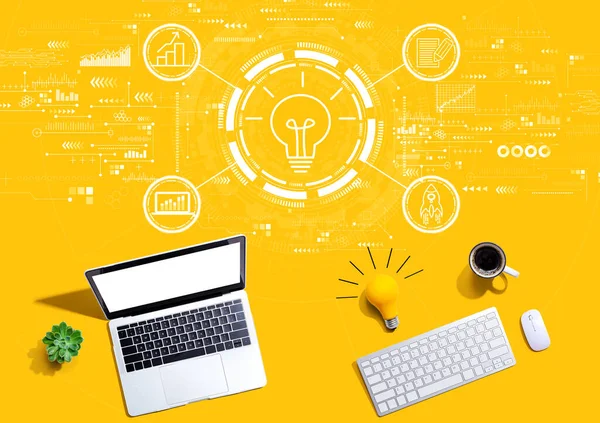 Grande idea per il concetto di successo con i computer con una lampadina — Foto Stock