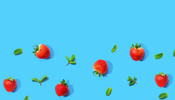 Frische rote Erdbeeren mit Minzen über dem Kopf — Stockfoto
