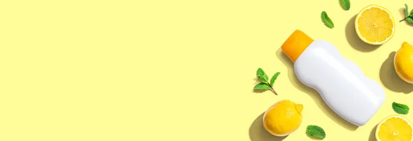 Bouteille solaire aux citrons jaunes — Photo