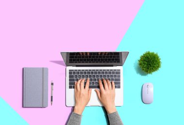 Dizüstü bilgisayar kullanan kişi