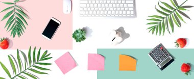 Ofis malzemeleriyle bilgisayar klavyesi