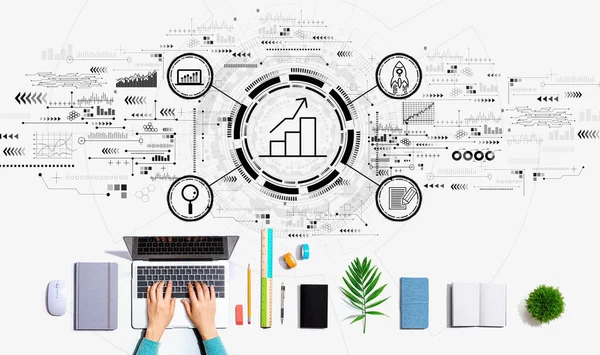 Analyse de la croissance des entreprises avec une personne utilisant un ordinateur portable — Photo