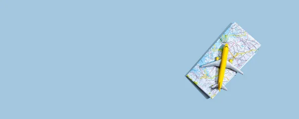 Minyatür bir uçak ve bir harita ile seyahat teması — Stok fotoğraf