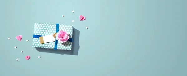 Pembe karanfil çiçekli hediye kutusu. — Stok fotoğraf