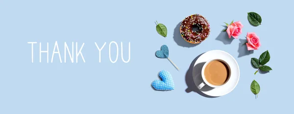 Obrigado mensagem com uma xícara de café e um donut — Fotografia de Stock
