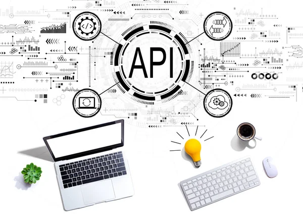 API - concetto di interfaccia di programmazione applicativa con computer con lampadina — Foto Stock