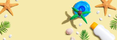 Deniz yıldızlı ve deniz kabuklu güneş kremi şişesi.