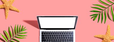 Yaz palmiyeleri ve deniz yıldızlı dizüstü bilgisayar