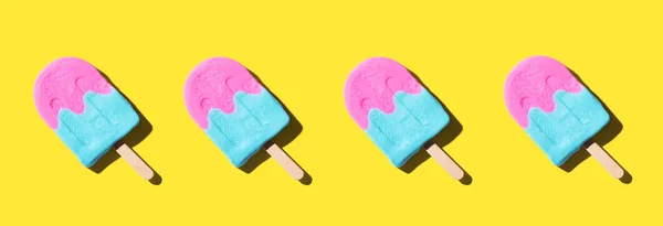 Roze en blauwe ijslolly 's met schaduw — Stockfoto