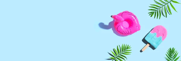 Picolé rosa e azul com um flutuador flamejante — Fotografia de Stock