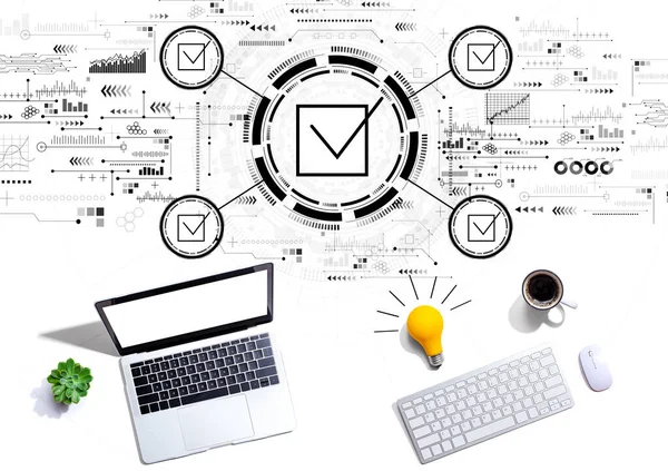 Concetto di checklist con computer con lampadina — Foto Stock