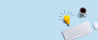 Sarı ampullü bilgisayar klavyesi