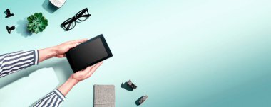 Tablet bilgisayar kullanan bir kadın