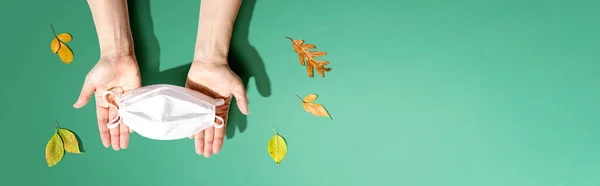Маска для лица с осенними листьями — стоковое фото