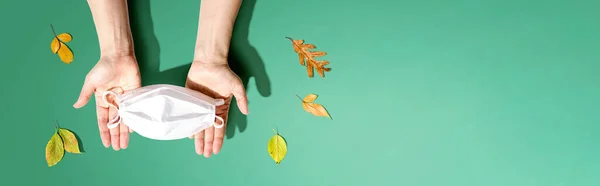 Gesichtsmaske mit Herbstblättern — Stockfoto